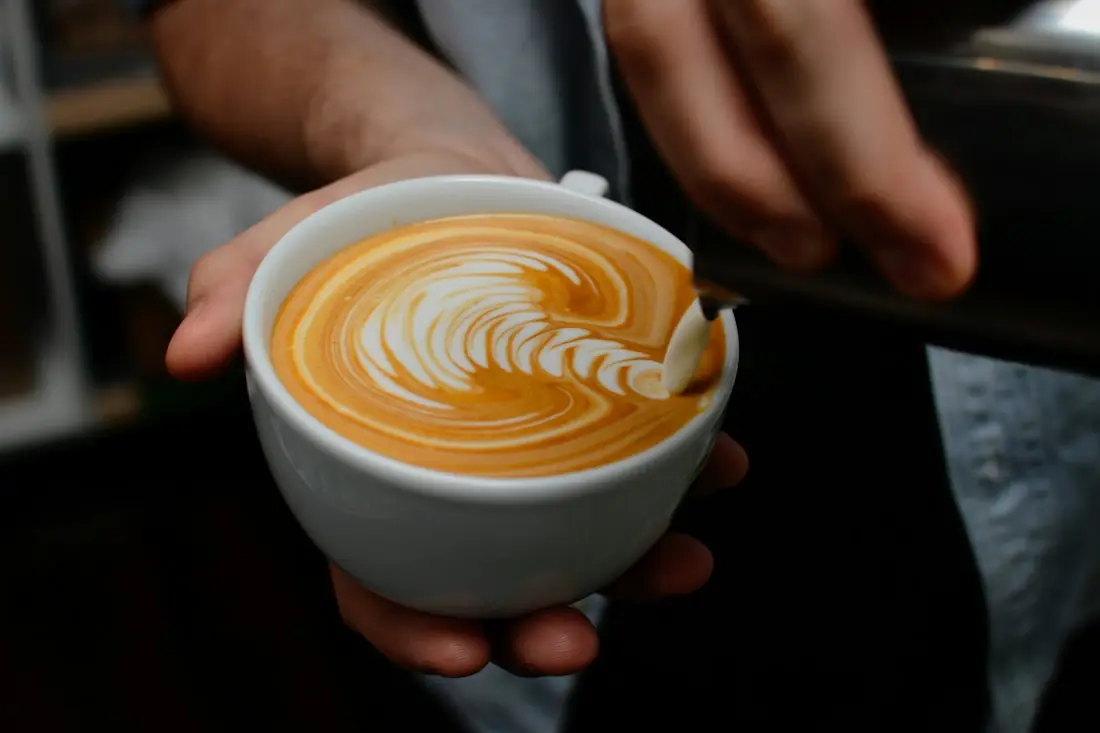 Elde tutulan latte