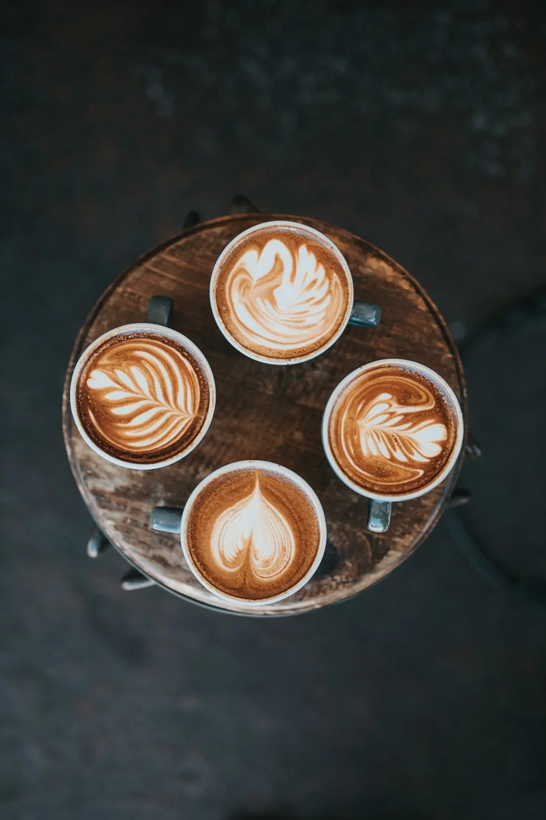 Dört fincan latte, yukarıdan